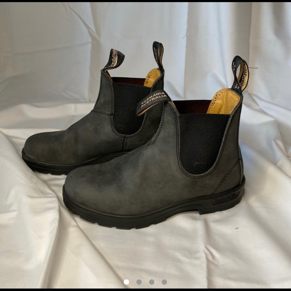 Rustic black 537 blundstones